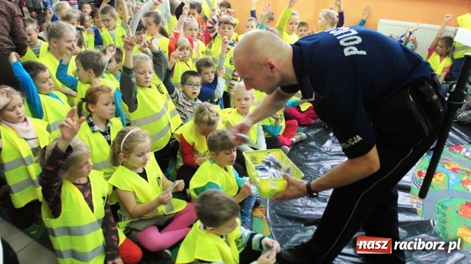 Zdjęcie w galerii na portalu naszraciborz.pl: Najmłodsi uczniowie Szkoły Podstawowej w Kuźni Raciborskiej spotkali się z policjantem wiadomości z regionu