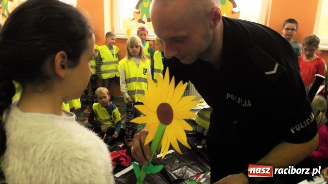 Zdjęcie w galerii na portalu naszraciborz.pl: Najmłodsi uczniowie Szkoły Podstawowej w Kuźni Raciborskiej spotkali się z policjantem wiadomości z regionu