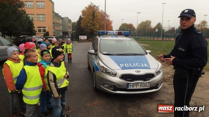 Zdjęcie w galerii na portalu naszraciborz.pl: Najmłodsi uczniowie Szkoły Podstawowej w Kuźni Raciborskiej spotkali się z policjantem wiadomości z regionu