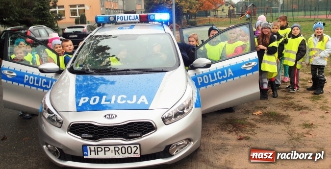 Zdjęcie w galerii na portalu naszraciborz.pl: Najmłodsi uczniowie Szkoły Podstawowej w Kuźni Raciborskiej spotkali się z policjantem wiadomości z regionu