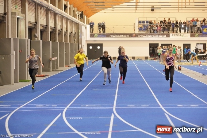 Zdjęcie w galerii na portalu naszraciborz.pl: Jesienne Międzynarodowe Halowe Mistrzostwa Powiatu Raciborskiego w Lekkiej Atletyce wiadomości z regionu