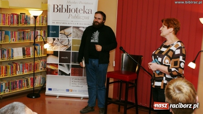 Zdjęcie w galerii na portalu naszraciborz.pl: Kto nie czyta, ten bandyta! Pilipiuk w Raciborzu wiadomości z regionu