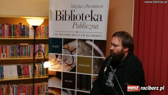 Zdjęcie w galerii na portalu naszraciborz.pl: Kto nie czyta, ten bandyta! Pilipiuk w Raciborzu wiadomości z regionu