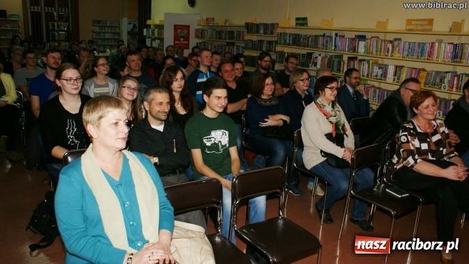 Zdjęcie w galerii na portalu naszraciborz.pl: Kto nie czyta, ten bandyta! Pilipiuk w Raciborzu wiadomości z regionu