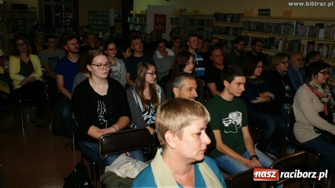 Zdjęcie w galerii na portalu naszraciborz.pl: Kto nie czyta, ten bandyta! Pilipiuk w Raciborzu wiadomości z regionu
