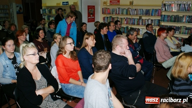 Zdjęcie w galerii na portalu naszraciborz.pl: Kto nie czyta, ten bandyta! Pilipiuk w Raciborzu wiadomości z regionu