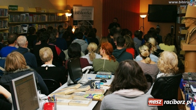 Zdjęcie w galerii na portalu naszraciborz.pl: Kto nie czyta, ten bandyta! Pilipiuk w Raciborzu wiadomości z regionu