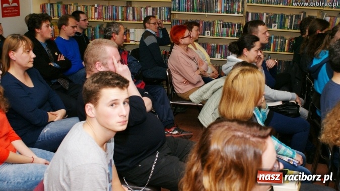 Zdjęcie w galerii na portalu naszraciborz.pl: Kto nie czyta, ten bandyta! Pilipiuk w Raciborzu wiadomości z regionu