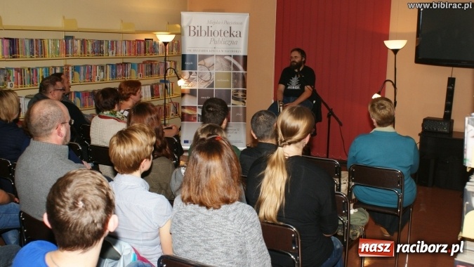 Zdjęcie w galerii na portalu naszraciborz.pl: Kto nie czyta, ten bandyta! Pilipiuk w Raciborzu wiadomości z regionu
