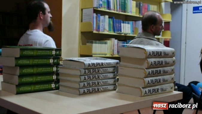 Zdjęcie w galerii na portalu naszraciborz.pl: Kto nie czyta, ten bandyta! Pilipiuk w Raciborzu wiadomości z regionu