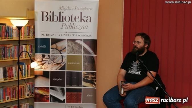 Zdjęcie w galerii na portalu naszraciborz.pl: Kto nie czyta, ten bandyta! Pilipiuk w Raciborzu wiadomości z regionu