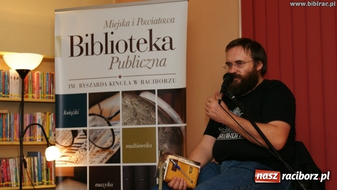 Zdjęcie w galerii na portalu naszraciborz.pl: Kto nie czyta, ten bandyta! Pilipiuk w Raciborzu wiadomości z regionu