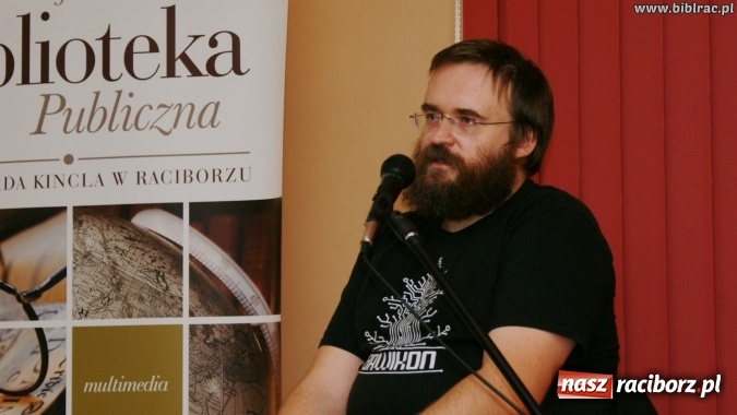 Zdjęcie w galerii na portalu naszraciborz.pl: Kto nie czyta, ten bandyta! Pilipiuk w Raciborzu wiadomości z regionu