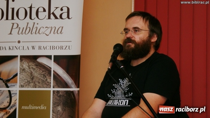 Zdjęcie w galerii na portalu naszraciborz.pl: Kto nie czyta, ten bandyta! Pilipiuk w Raciborzu wiadomości z regionu