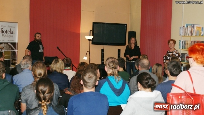 Zdjęcie w galerii na portalu naszraciborz.pl: Kto nie czyta, ten bandyta! Pilipiuk w Raciborzu wiadomości z regionu