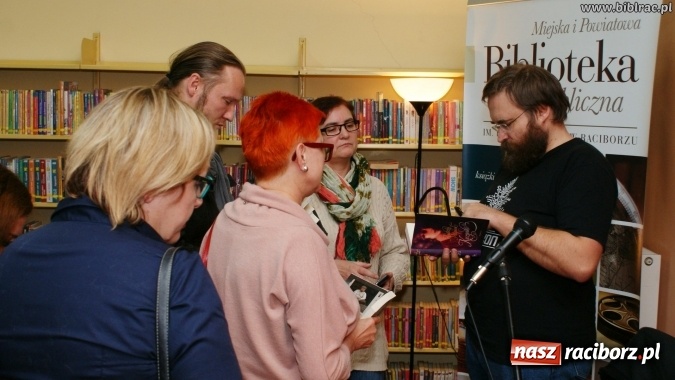 Zdjęcie w galerii na portalu naszraciborz.pl: Kto nie czyta, ten bandyta! Pilipiuk w Raciborzu wiadomości z regionu