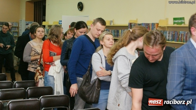 Zdjęcie w galerii na portalu naszraciborz.pl: Kto nie czyta, ten bandyta! Pilipiuk w Raciborzu wiadomości z regionu