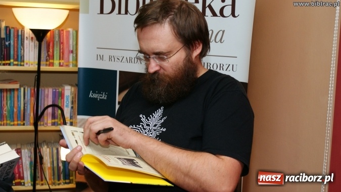 Zdjęcie w galerii na portalu naszraciborz.pl: Kto nie czyta, ten bandyta! Pilipiuk w Raciborzu wiadomości z regionu