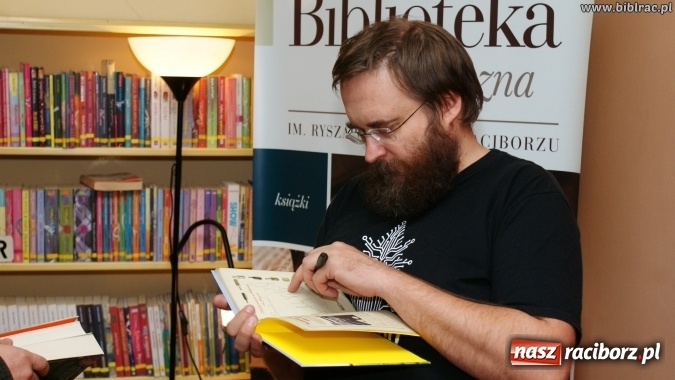 Zdjęcie w galerii na portalu naszraciborz.pl: Kto nie czyta, ten bandyta! Pilipiuk w Raciborzu wiadomości z regionu