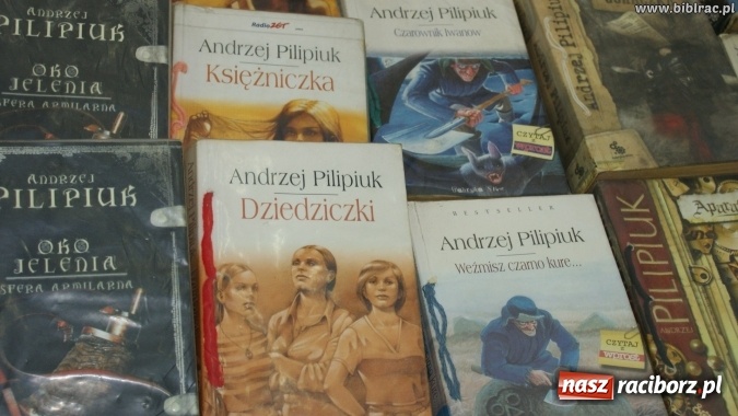 Zdjęcie w galerii na portalu naszraciborz.pl: Kto nie czyta, ten bandyta! Pilipiuk w Raciborzu wiadomości z regionu