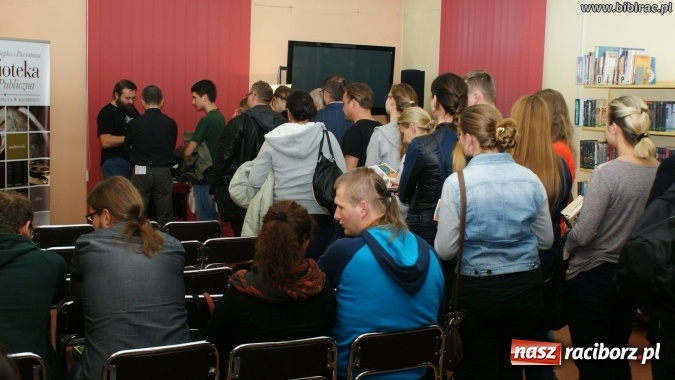 Zdjęcie w galerii na portalu naszraciborz.pl: Kto nie czyta, ten bandyta! Pilipiuk w Raciborzu wiadomości z regionu