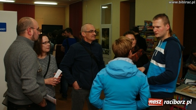 Zdjęcie w galerii na portalu naszraciborz.pl: Kto nie czyta, ten bandyta! Pilipiuk w Raciborzu wiadomości z regionu