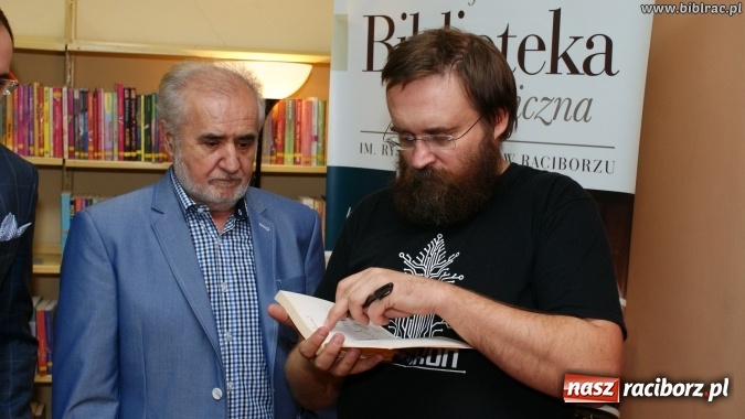 Zdjęcie w galerii na portalu naszraciborz.pl: Kto nie czyta, ten bandyta! Pilipiuk w Raciborzu wiadomości z regionu