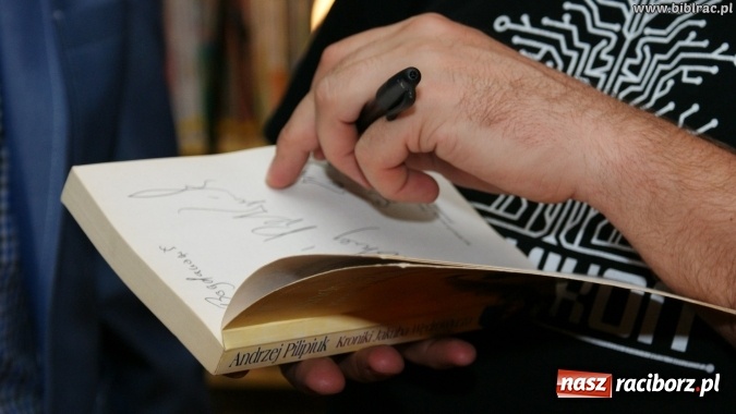 Zdjęcie w galerii na portalu naszraciborz.pl: Kto nie czyta, ten bandyta! Pilipiuk w Raciborzu wiadomości z regionu