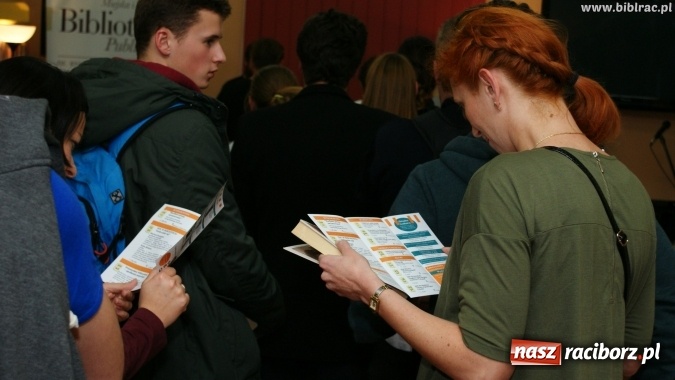 Zdjęcie w galerii na portalu naszraciborz.pl: Kto nie czyta, ten bandyta! Pilipiuk w Raciborzu wiadomości z regionu
