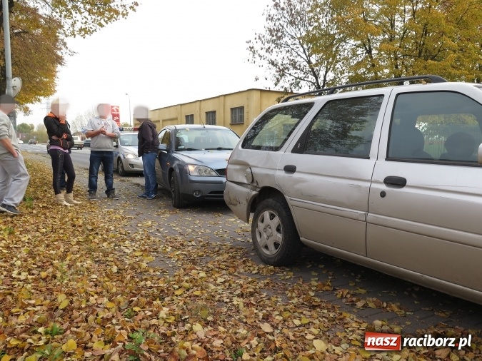 Zdjęcie w galerii na portalu naszraciborz.pl: Stłuczka na Piaskowej, dostawczy peugeot w rowie na DK 45 wiadomości z regionu