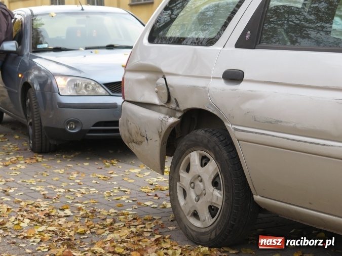 Zdjęcie w galerii na portalu naszraciborz.pl: Stłuczka na Piaskowej, dostawczy peugeot w rowie na DK 45 wiadomości z regionu