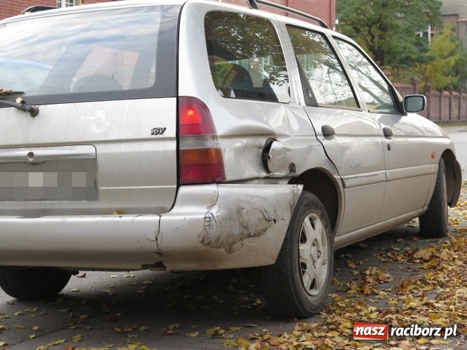 Zdjęcie w galerii na portalu naszraciborz.pl: Stłuczka na Piaskowej, dostawczy peugeot w rowie na DK 45 wiadomości z regionu