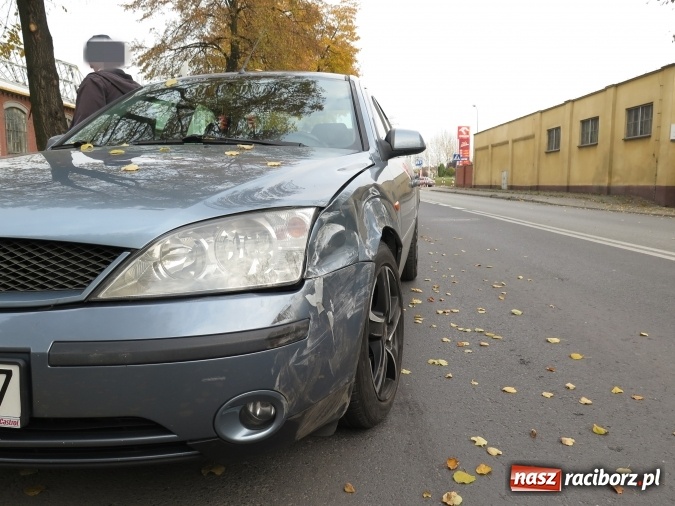 Zdjęcie w galerii na portalu naszraciborz.pl: Stłuczka na Piaskowej, dostawczy peugeot w rowie na DK 45 wiadomości z regionu