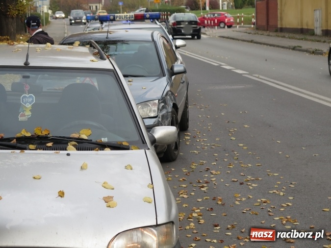Zdjęcie w galerii na portalu naszraciborz.pl: Stłuczka na Piaskowej, dostawczy peugeot w rowie na DK 45 wiadomości z regionu