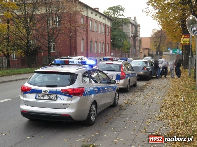 Zdjęcie w galerii na portalu naszraciborz.pl: Stłuczka na Piaskowej, dostawczy peugeot w rowie na DK 45 wiadomości z regionu