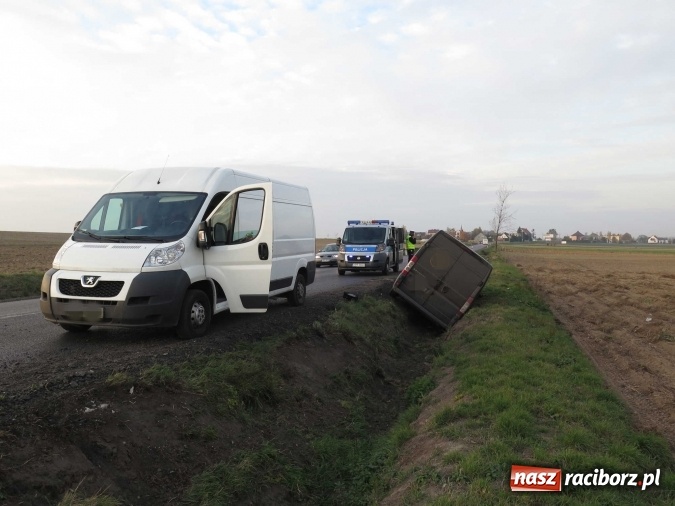Zdjęcie w galerii na portalu naszraciborz.pl: Stłuczka na Piaskowej, dostawczy peugeot w rowie na DK 45 wiadomości z regionu