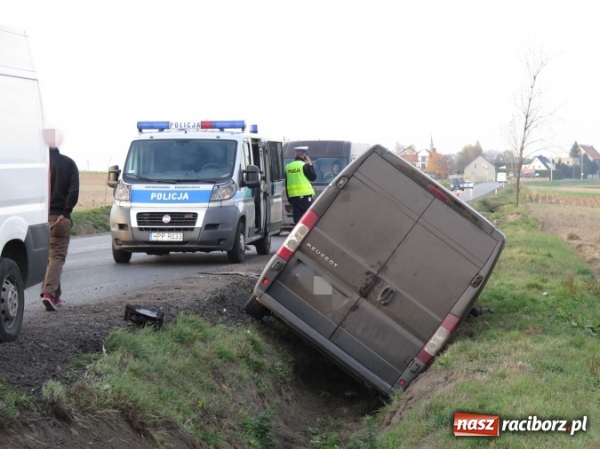 Zdjęcie w galerii na portalu naszraciborz.pl: Stłuczka na Piaskowej, dostawczy peugeot w rowie na DK 45 wiadomości z regionu