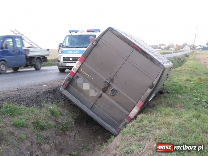 Zdjęcie w galerii na portalu naszraciborz.pl: Stłuczka na Piaskowej, dostawczy peugeot w rowie na DK 45 wiadomości z regionu