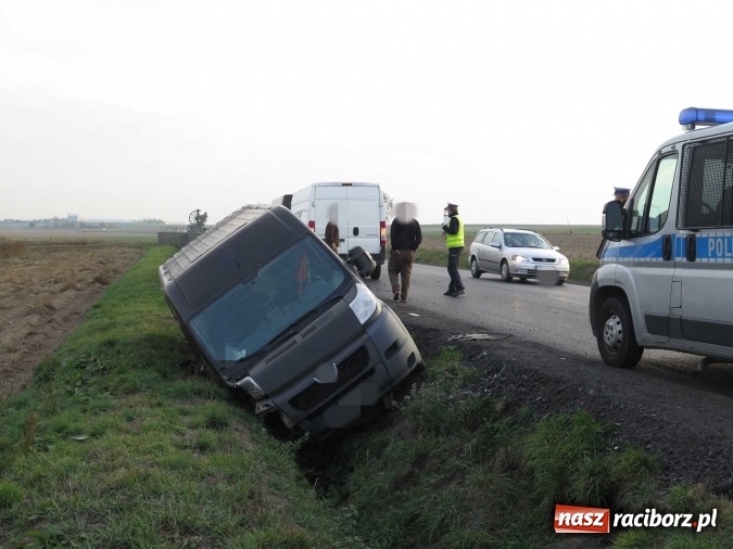 Zdjęcie w galerii na portalu naszraciborz.pl: Stłuczka na Piaskowej, dostawczy peugeot w rowie na DK 45 wiadomości z regionu