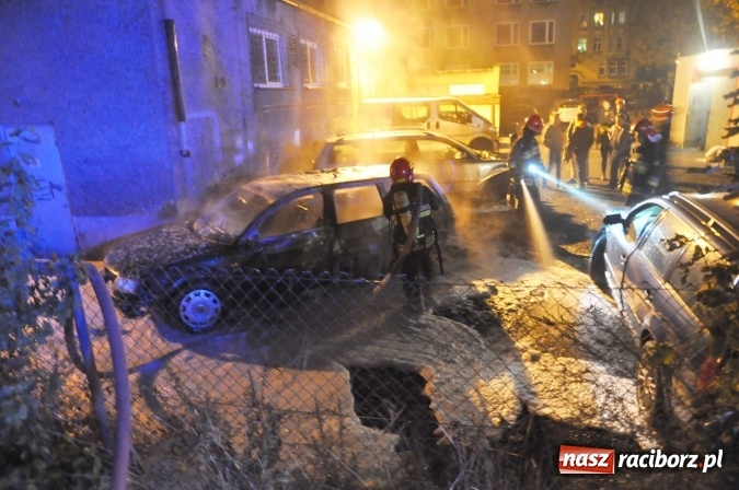 Zdjęcie w galerii na portalu naszraciborz.pl: Pożar samochodu przy Parkowej. Przyczyną podpalenie? wiadomości z regionu