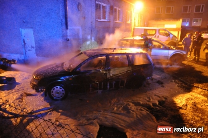 Zdjęcie w galerii na portalu naszraciborz.pl: Pożar samochodu przy Parkowej. Przyczyną podpalenie? wiadomości z regionu