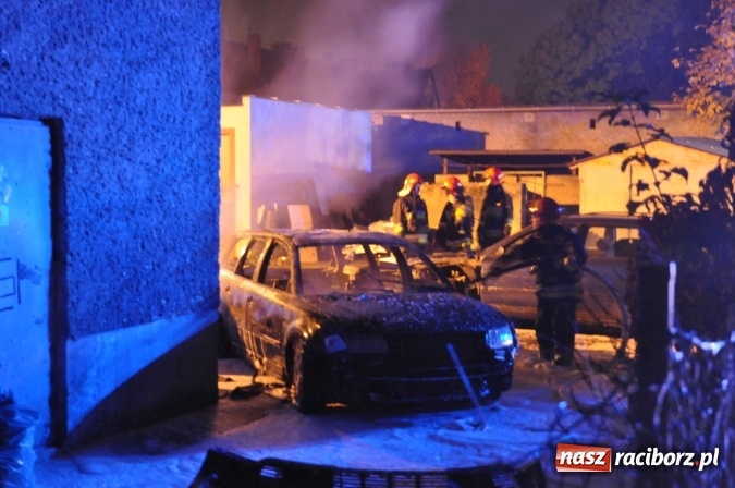 Zdjęcie w galerii na portalu naszraciborz.pl: Pożar samochodu przy Parkowej. Przyczyną podpalenie? wiadomości z regionu