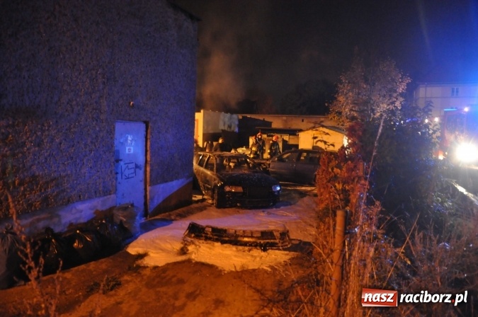 Zdjęcie w galerii na portalu naszraciborz.pl: Pożar samochodu przy Parkowej. Przyczyną podpalenie? wiadomości z regionu