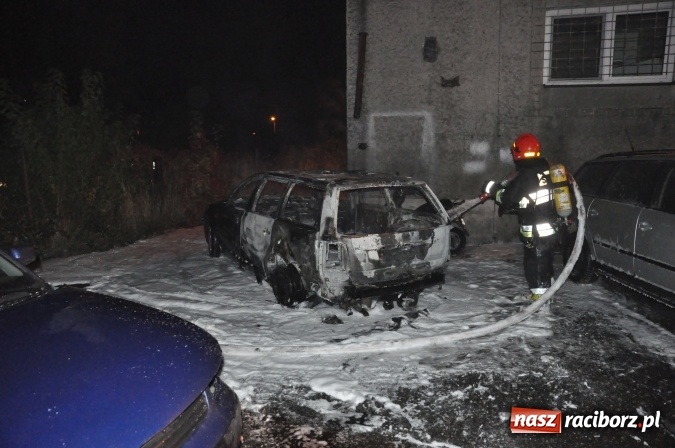 Zdjęcie w galerii na portalu naszraciborz.pl: Pożar samochodu przy Parkowej. Przyczyną podpalenie? wiadomości z regionu