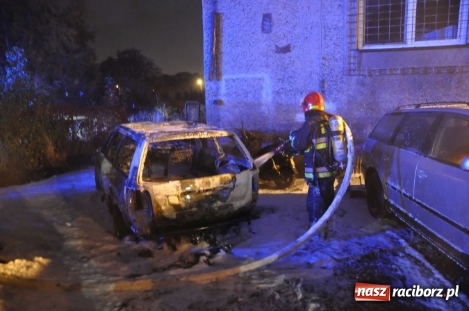 Zdjęcie w galerii na portalu naszraciborz.pl: Pożar samochodu przy Parkowej. Przyczyną podpalenie? wiadomości z regionu