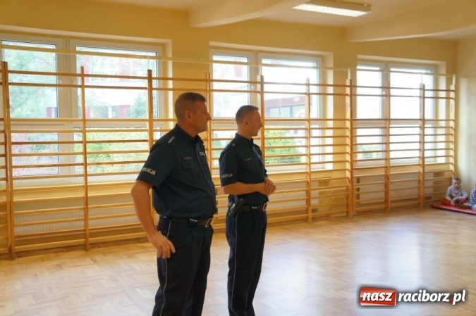 Zdjęcie w galerii na portalu naszraciborz.pl: Niebieskie serduszka dla pierwszaków  wiadomości z regionu