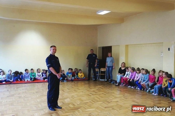 Zdjęcie w galerii na portalu naszraciborz.pl: Niebieskie serduszka dla pierwszaków  wiadomości z regionu