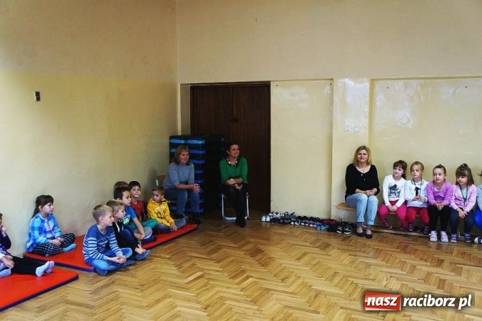 Zdjęcie w galerii na portalu naszraciborz.pl: Niebieskie serduszka dla pierwszaków  wiadomości z regionu