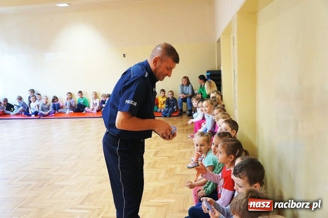 Zdjęcie w galerii na portalu naszraciborz.pl: Niebieskie serduszka dla pierwszaków  wiadomości z regionu