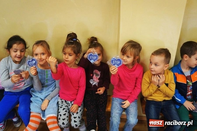 Zdjęcie w galerii na portalu naszraciborz.pl: Niebieskie serduszka dla pierwszaków  wiadomości z regionu